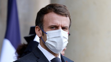 Emmanuel Macron sur le perron de l'Elysée, le 10 décembre 2021