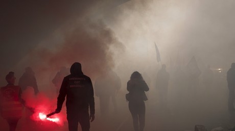 Des manifestants marchent dans la fumée au cours d'une mobilisation à Marseille contre la réforme des retraites, en janvier 2020 (image d'illustration).