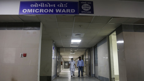 Le variant Omicron provoquerait moins d'hospitalisations que le variant Delta par exemple (image d'illustration dans un hôpital en Inde).