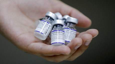 Pour le PDG de Pfizer, deux doses du vaccin «offrent une protection très limitée» contre Omicron