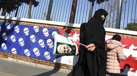 Une Iranienne tenant un poster du général iranien Qassem Soleimani, tué en Irak dans une attaque de drone américaine, en janvier 2020 (image d'illustration).