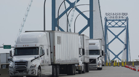 Des camions entrent aux Etats-Unis depuis le Canada au pont Ambassadeur à Détroit