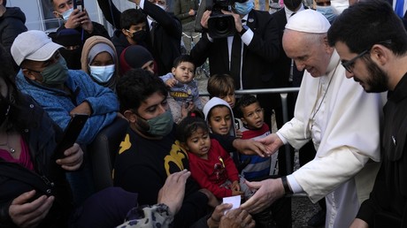 Le pape François rencontre des migrants dans le camp de réfugiés de Karatepe, sur l'île de Lesbos, en Grèce, le 5 décembre 2021.
