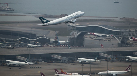 Un avion de la Cathay Pacific Airways décolle de l'aéroport de Hong Kong