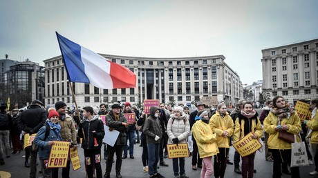 Des Femen perturbent une marche à Paris contre l'allongement de la durée légale de l'IVG (VIDEO)