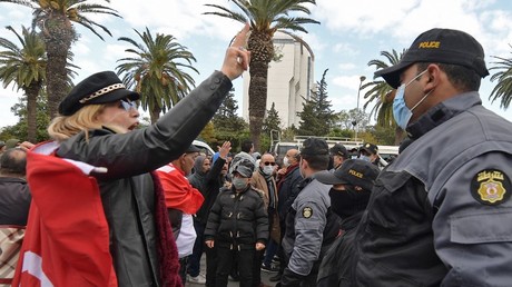 La France dénonce des violences policières «inacceptables» contre des journalistes en Tunisie