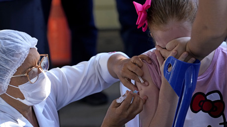 Une petite fille se fait vacciner contre le Covid-19 Brésil Covid-19