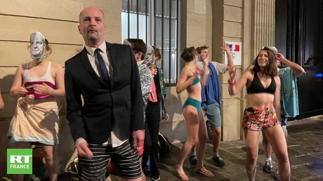 «Ibizagate» : une dizaine de personnes festoient devant le ministère de l'Education nationale