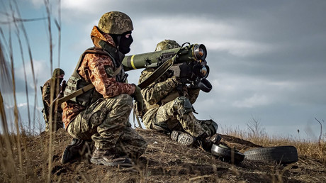 Photographie publiée par le service de presse du ministère ukrainien de la Défense, sur laquelle on voit des soldats ukrainiens utiliser un lanceur de missiles Javelin, lors d'exercices militaires dans la région de Donetsk, le 23 décembre 2021 (image d'illustration)