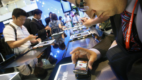 Un visiteur regarde un téléphone Samsung lors du salon CommunicAsia, à Singapour