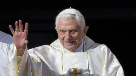 Benoît XVI sur la place Saint-Pierre, au Vatican, le 19 octobre 2014.