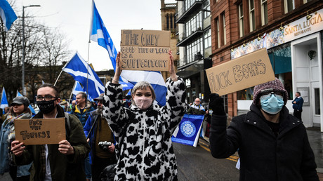 Manifestants indépendantistes écossais appelant à la démission de Boris Johnson, à Glasgow le 22 janvier 2022.