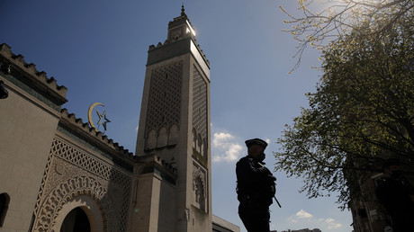 Un policier patrouille devant la mosquée de Paris, le 13 avril 2021 (image d'illustration).