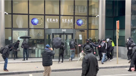 Bruxelles : les images de l'attaque d'un bâtiment européen en marge d'une manifestation anti-pass
