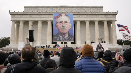 Des manifestants à un rassemblement anti-vaccin devant le Lincoln Memorial à Washington, le 23 janvier 2022.