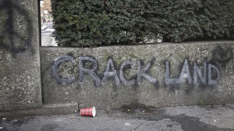 Une inscription «Crack Land» taguée sur un mur près de la Porte de la Vilette à Paris le 24 janvier 2022