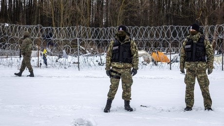 Des gardes-frontières polonais patrouillent le long de la frontière entre la Pologne et la Biélorussie le 25 janvier 2022