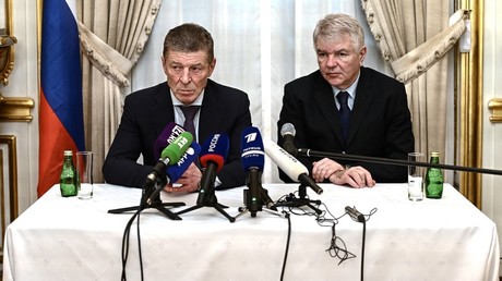 Le négociateur russe Dmitry Kozak (à gauche) et l'ambassadeur de Russie en France Alexey Meshkov donnent une conférence de presse à la résidence de l'ambassadeur de Russie à Paris le 26 janvier 2022.