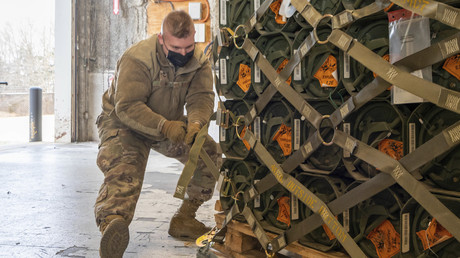 Un soldat américain prépare une cargaison de matériel militaire à destination de l'Ukraine, sur la base aérienne de Dover (Delaware), Etats-Unis, le 21 janvier 2022 (image d'illustration).