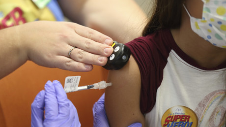 Un enfant se faisant vacciner aux Etats-Unis