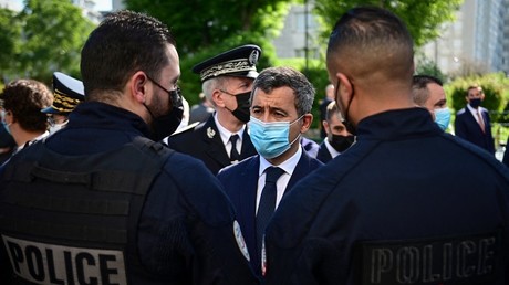 Gérald Darmanin s'entretient avec des policiers à Saint-Denis