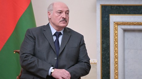 Alexandre Loukachenko lors d'un entretien avec son homologue russe Vladimir Poutine au palais Constantin, près de Saint-Pétersbourg, le 29 décembre 2021.