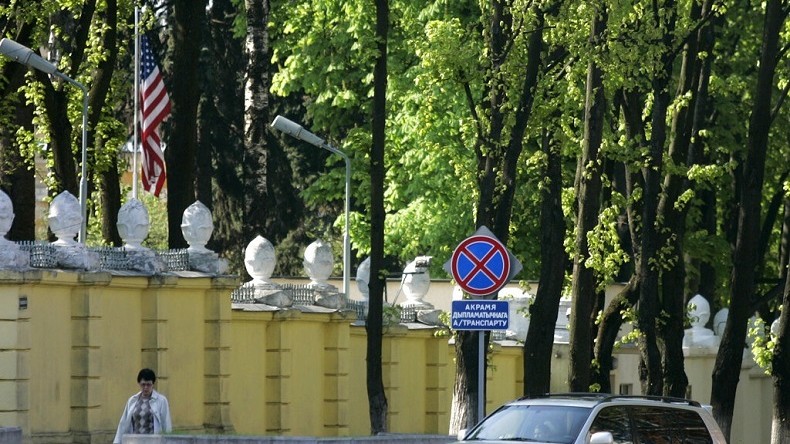 Une femme passe devant le mur de l'ambassade des Etats-Unis à Minsk