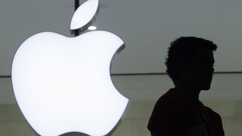 Une personne se tient près du logo Apple d'un magasin de la société à Grand Central Terminal à New York (image d'illustration).