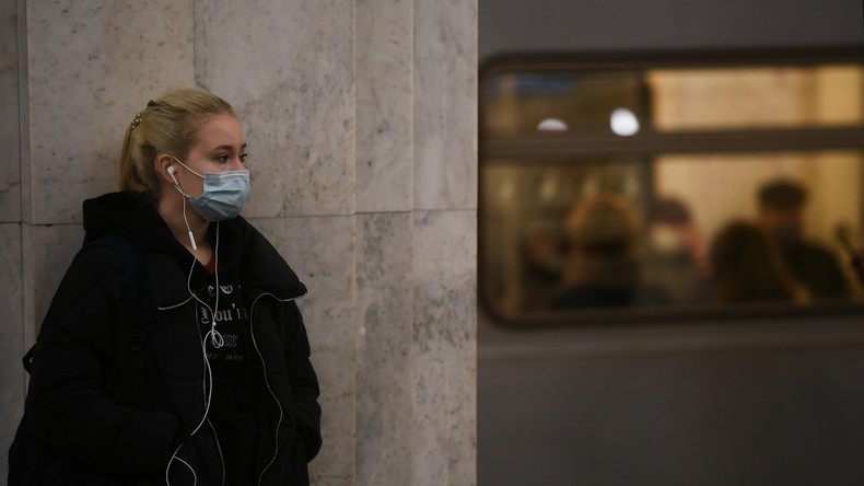 Jeune femme dans le métro de Moscou avec masque