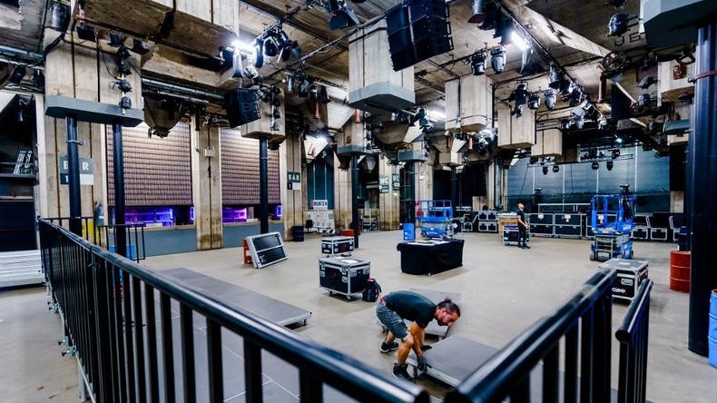Un technicien installe du matériel lors des préparatifs de la réouverture de la discothèque Now&Wow à Rotterdam le 23 septembre 2021