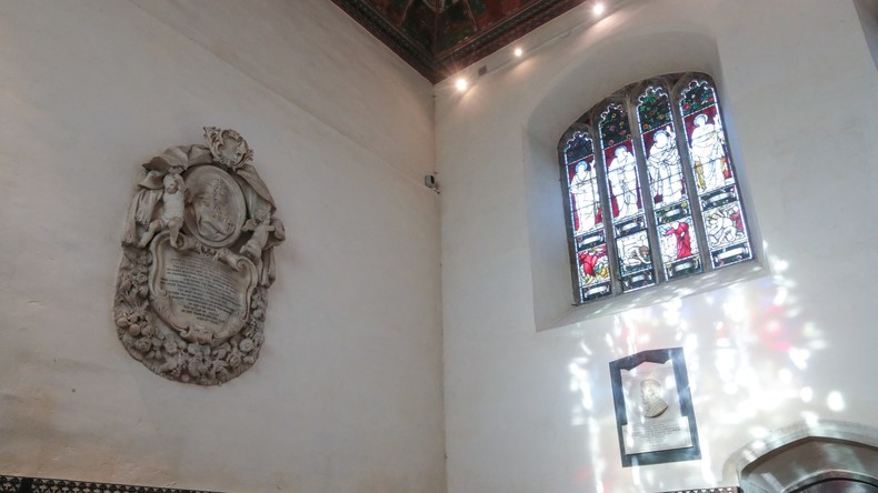 Plaque en mémoire de Tobias Rustat dans la chapelle du Jesus College à l'Université de Cambridge, Angleterre