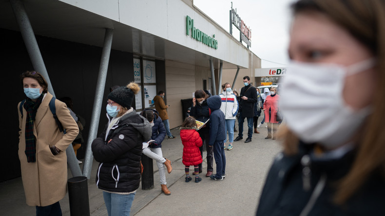 Queue devant une pharmacie pour réaliser un test antigénique Covid-19