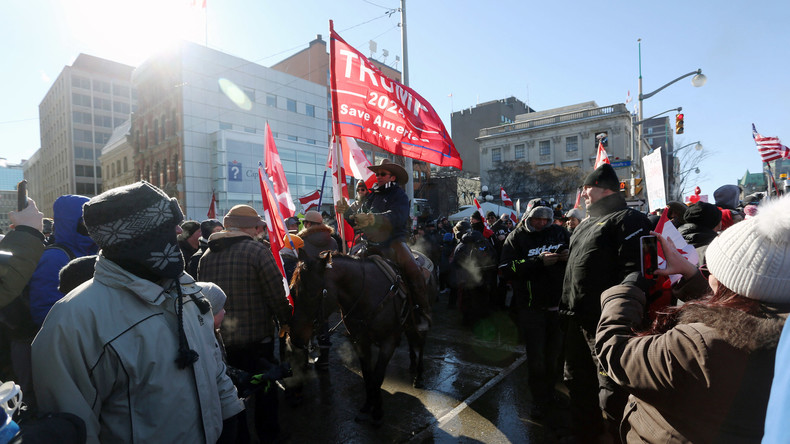Deux manifestants à cheval avec un drapeau pro-Trump ont traversé Ottawa