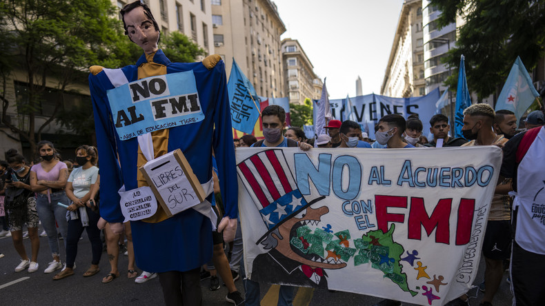 Manifestation contre la décision du gouvernement de parvenir à un accord avec le Fonds monétaire international, à Buenos Aires, Argentine, le 8 février 2022.