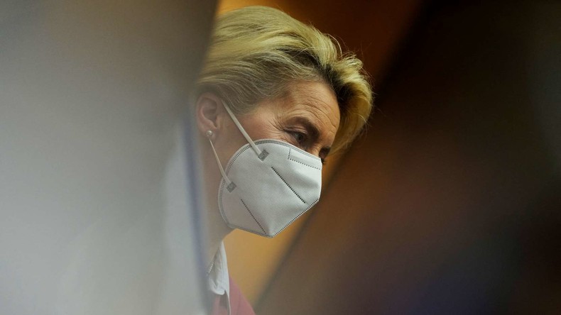 La présidente de la Commission européenne, Ursula von der Leyen, arrive pour une réunion du Collège des commissaires au siège de l'UE à Bruxelles, le 8 février 2022.