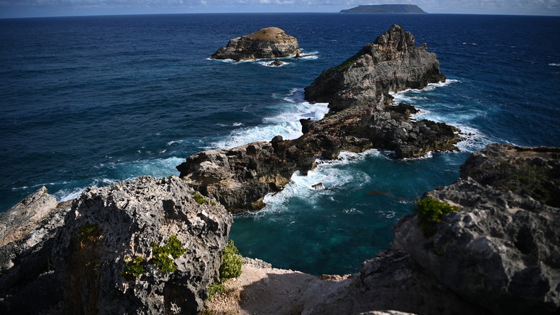 Cette photographie prise le 28 novembre 2021 montre l'île de La Désirade dans l'archipel de la Guadeloupe prise depuis l'Anse des Châteaux, à Saint-François, à l'est de l'île des Caraïbes françaises de la Guadeloupe.