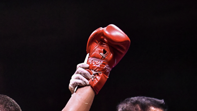 Le gant d'un boxeur de muay-thaï, le 13 november 2021 à Bangkok, en Thaïlande