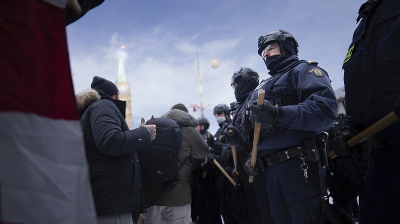 Ottawa : la tension monte entre la police et les manifestants du Convoi de la liberté