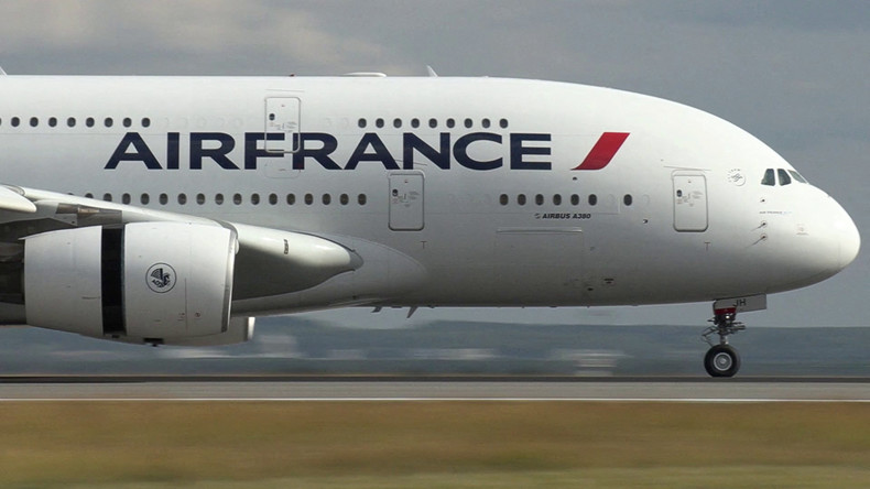 Un Airbus A380 d'Air France alors qu'il atterrit à l'aéroport Paris-Charles-de-Gaulle