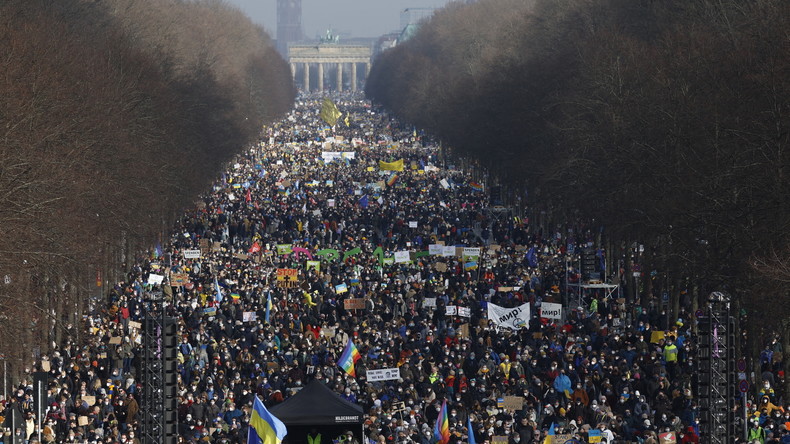 Des centaines de milliers de manifestants se rassemblent près de la porte de Brandebourg à Berlin, en soutien pour la paix en Ukraine le 27 février 2022.