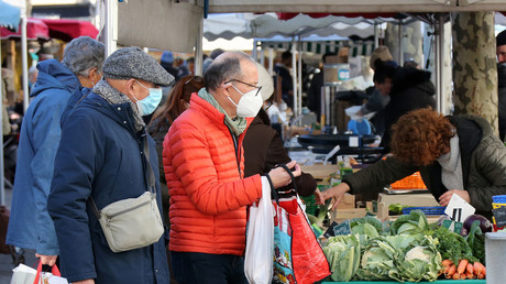 Des personnes portant un masque sur un marché à Saint Jean de Luz, dans le sud-ouest de la France, le 14 janvier 2022 (image d'illustration).