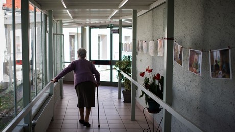 Une dame âgée quitte la chapelle de l'EHPAD «Résidence des Glénans