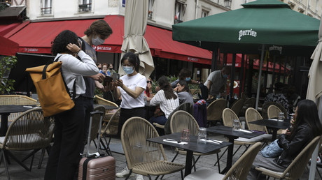 Une serveuse vérifie les pass de clients dans un restaurant à Paris, le 9 août 2021 (image d'illustration).