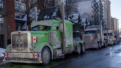 Des camions alignés dans une rue d'Ottawa, le 30 janvier 2022. Le mouvement des routiers canadiens a rapidement reçu des dons conséquents (image d'illustration).