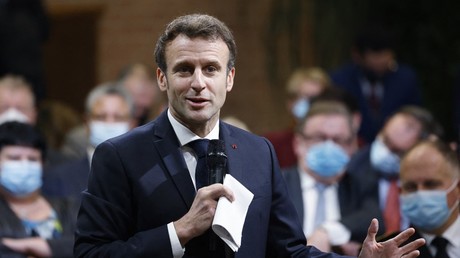 Emmanuel Macron prononce un discours lors d'une réunion avec des responsables locaux dans la ville de Liévin (Pas-de-Calais), le 2 février 2022.