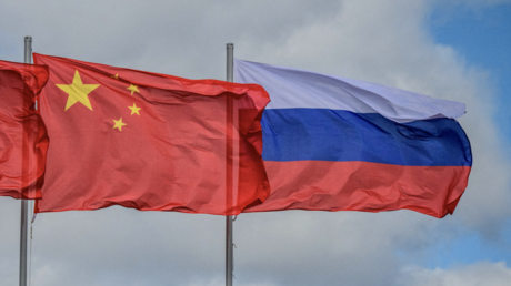 Les drapeaux chinois et russe sur le terrain d'entraînement de Tsougol, en Russie, le 13 septembre 2018.