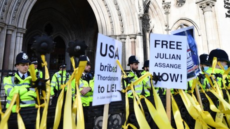 Manifestation en soutien à Julian Assange devant la Royal Courts of Justice de Londres lors d'une audience d'appel du gouvernement américain contre le refus du Royaume-Uni de l'extrader le 27 octobre 2021.