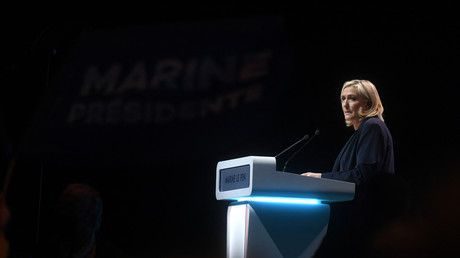 Marine Le pen prononce un discours à Reims
