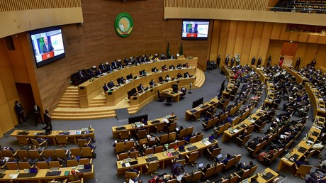 Le secrétaire général des Nations unies (ONU), Antonio Guterres, s'adresse aux présidents et aux délégués via une émission télévisée au siège de l'Union africaine lors de la 35e session ordinaire du sommet de l'Union africaine (UA) à Addis-Abeba, le