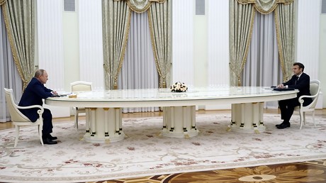 Les internautes s'amusent de la taille de la table lors de la rencontre entre Macron et Poutine